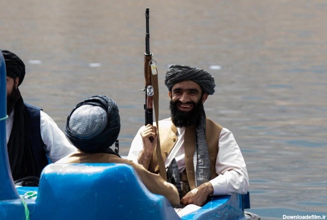 تفریح و خوشگذرانی جنگجویان طالبان با تفنگ به دوش!+تصاویر