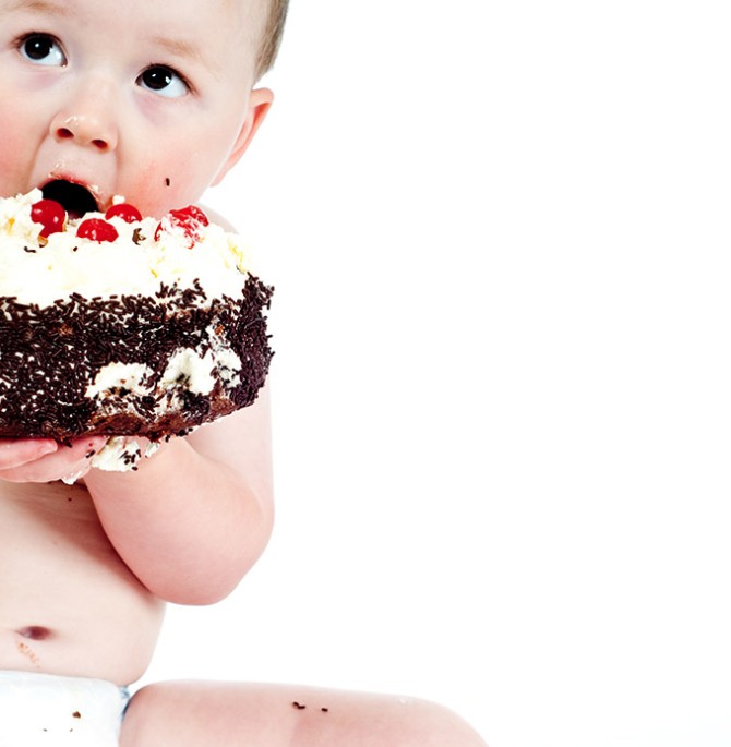 عکس بچه کوچولو در حال خوردن کیک - مسترگراف