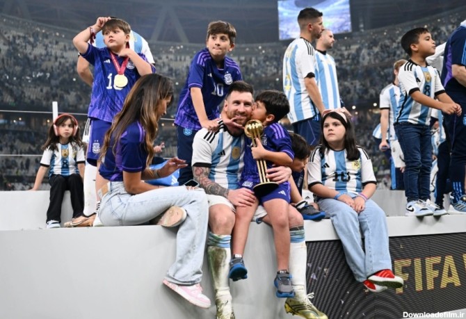 بوسه همسر لیونل مسی بر جام جهانی / عکس | طرفداری