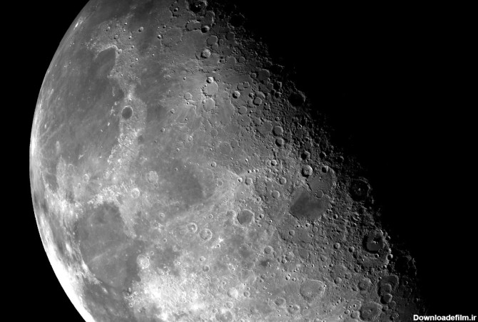 عکس کلوزآپ سطح کره ماه