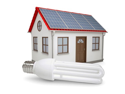 عکس با کیفیت از لامپ نئونی در کنار خانه با پنل های خورشیدی
