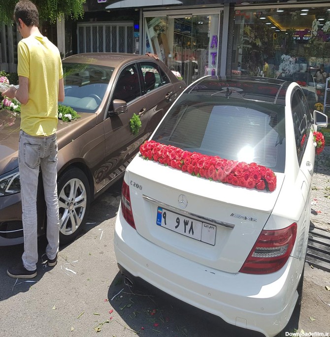 تزیین ماشین عروس با گل رز قرمز روبان و تور
