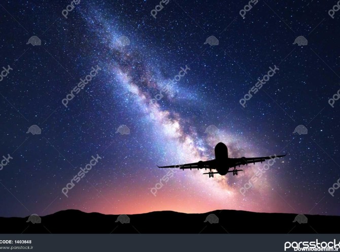 راه شیری و شبح یک هواپیما چشم انداز با هواپیما مسافری در آسمان پر ...